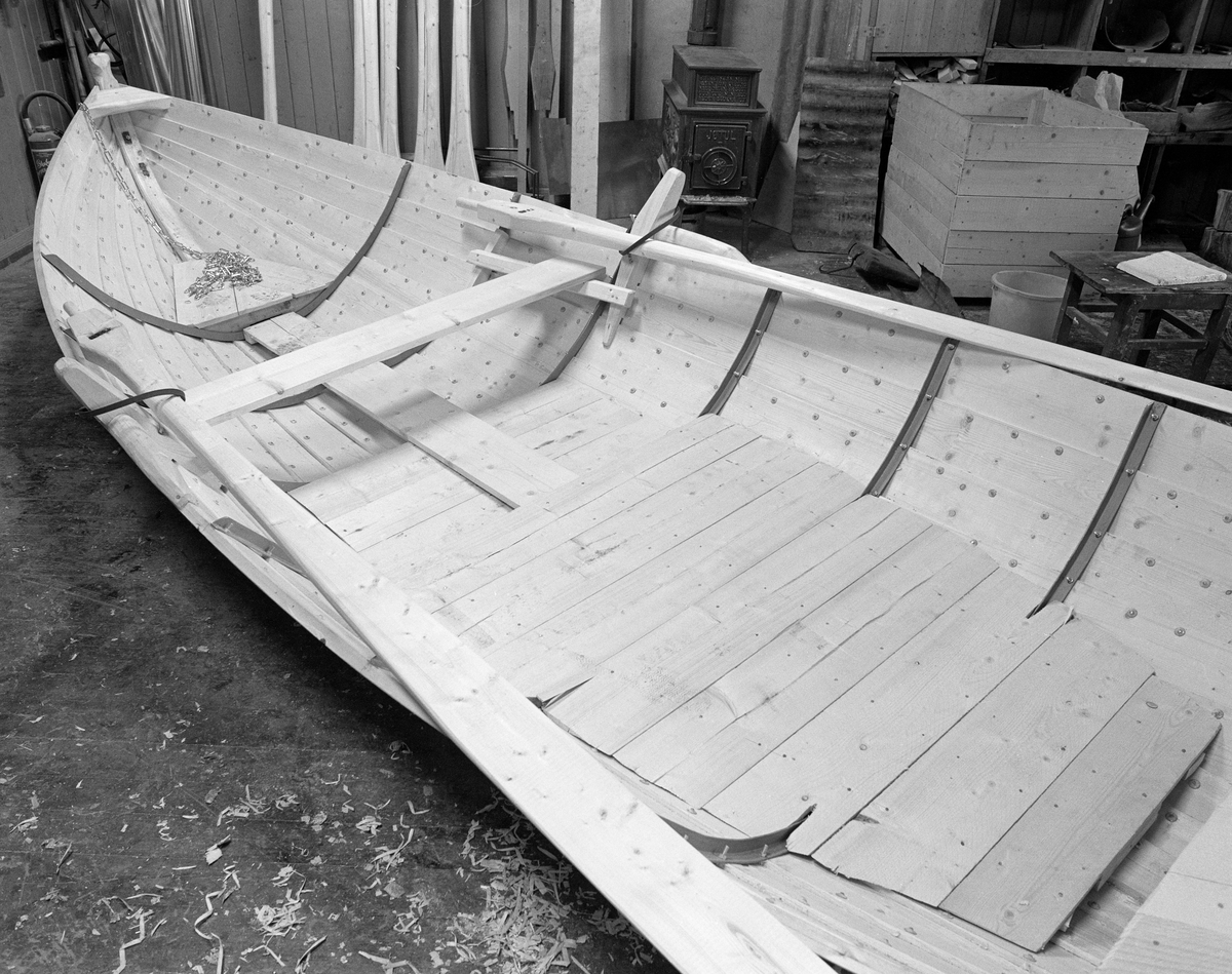 Spissbåt (Flisa-båt) med årer. Glomma fellesfløtningsforenings verksted på Flisa. 5/4-1984.