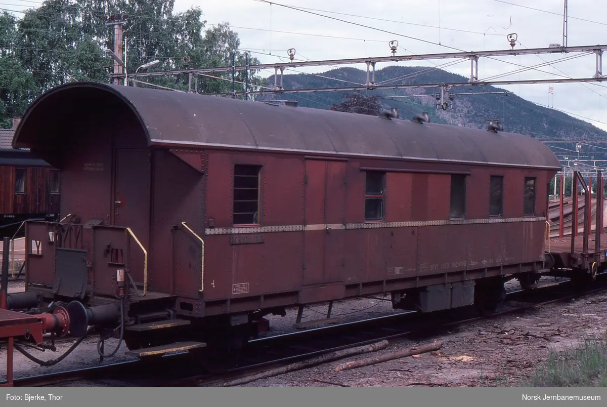 Person- og konduktørvogn litra BFV1 nr. 19913 på Nordagutu stasjon