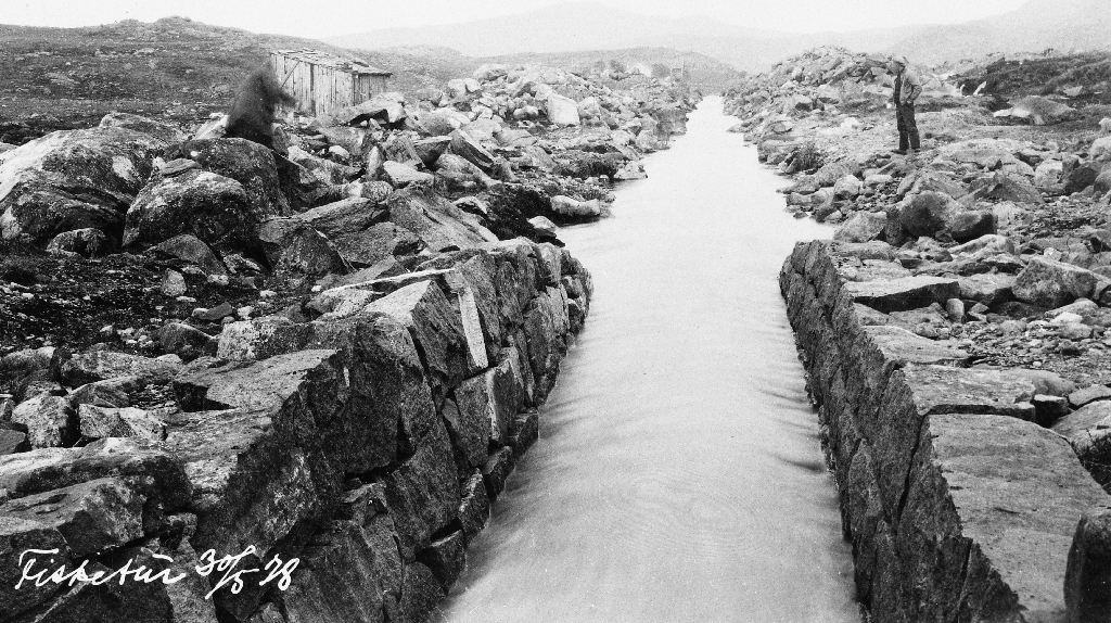 Steinsett kanal ved utløpet av Storamoset.  Biletet er teke på ein fisketur 30. mai 1928.