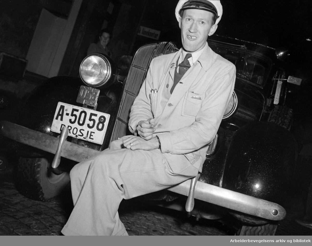 Spareskillingsbanken på Briskeby ranet. Drosjesjåfør Jacob Gjertsen hadde ransmannen som passasjer i bilen. September 1950.