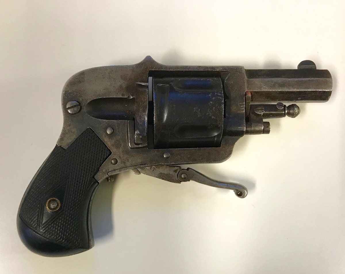 Belgisk Liege femskudds revolver med skjult hane og "folding trigger".