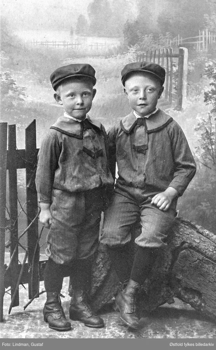 Gruppeportrett av to gutter 1917 i Svinndal, Våler. 
Til venstre: Arnt Onsaker, til høyre: Jens Onsaker f. 1910