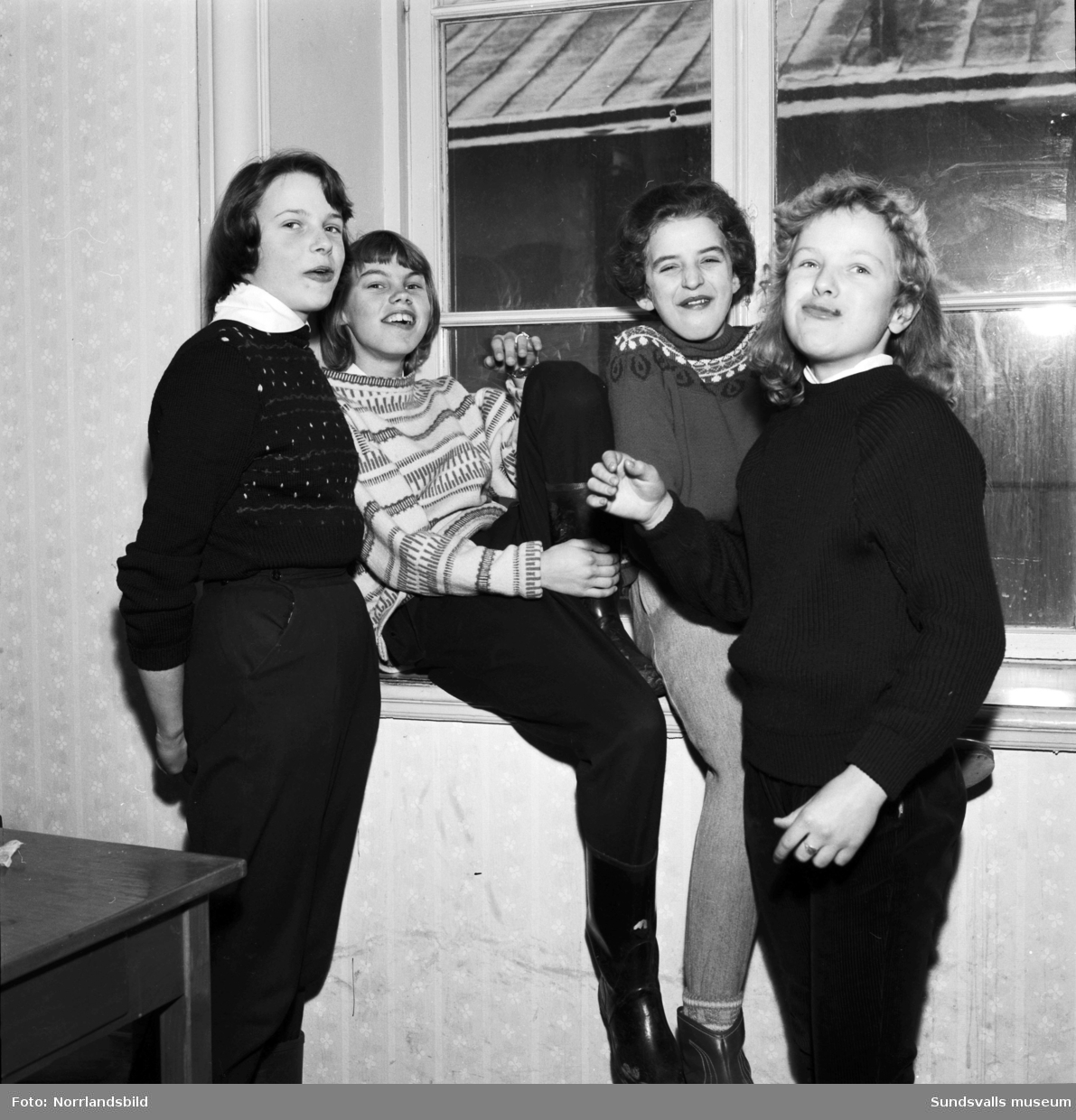 Fyra flickor som blåser tuggummibubblor.