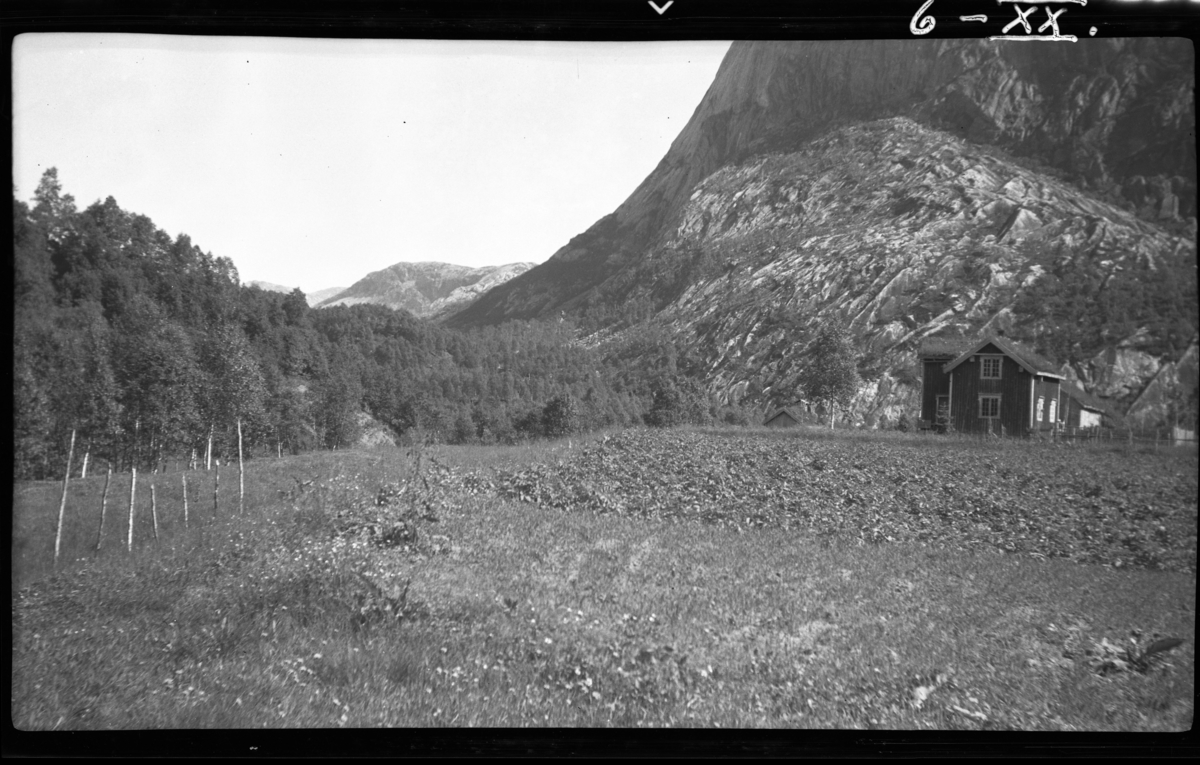 Nordfjordelva. Lakshol gård. Gråfjellet på høyre side.