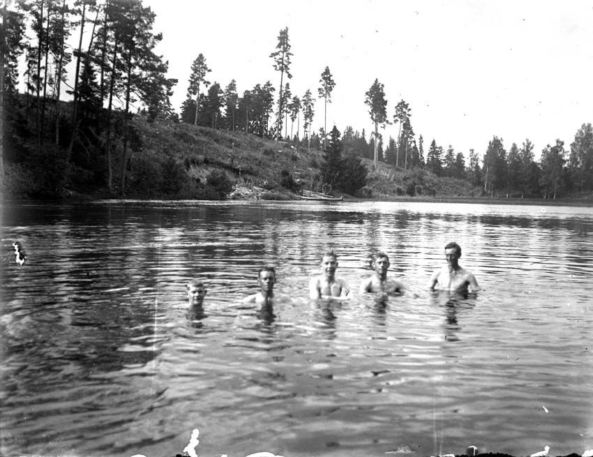 Olbergas bagar-pojkar badar i sjön Buren.
