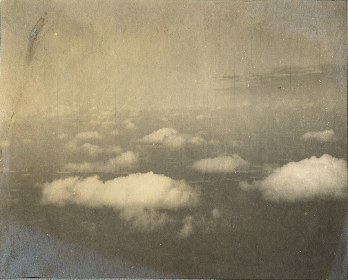 Moln på himlen, foto taget från luftballong.
