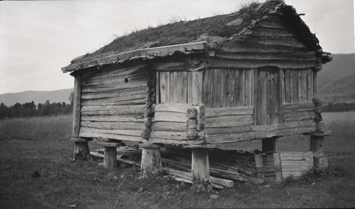 Krosshuset fra Nordland - Misvær. Et lite kapell som har stått på Krossmyra i Misvær. Nå er den brukt som stabbur.