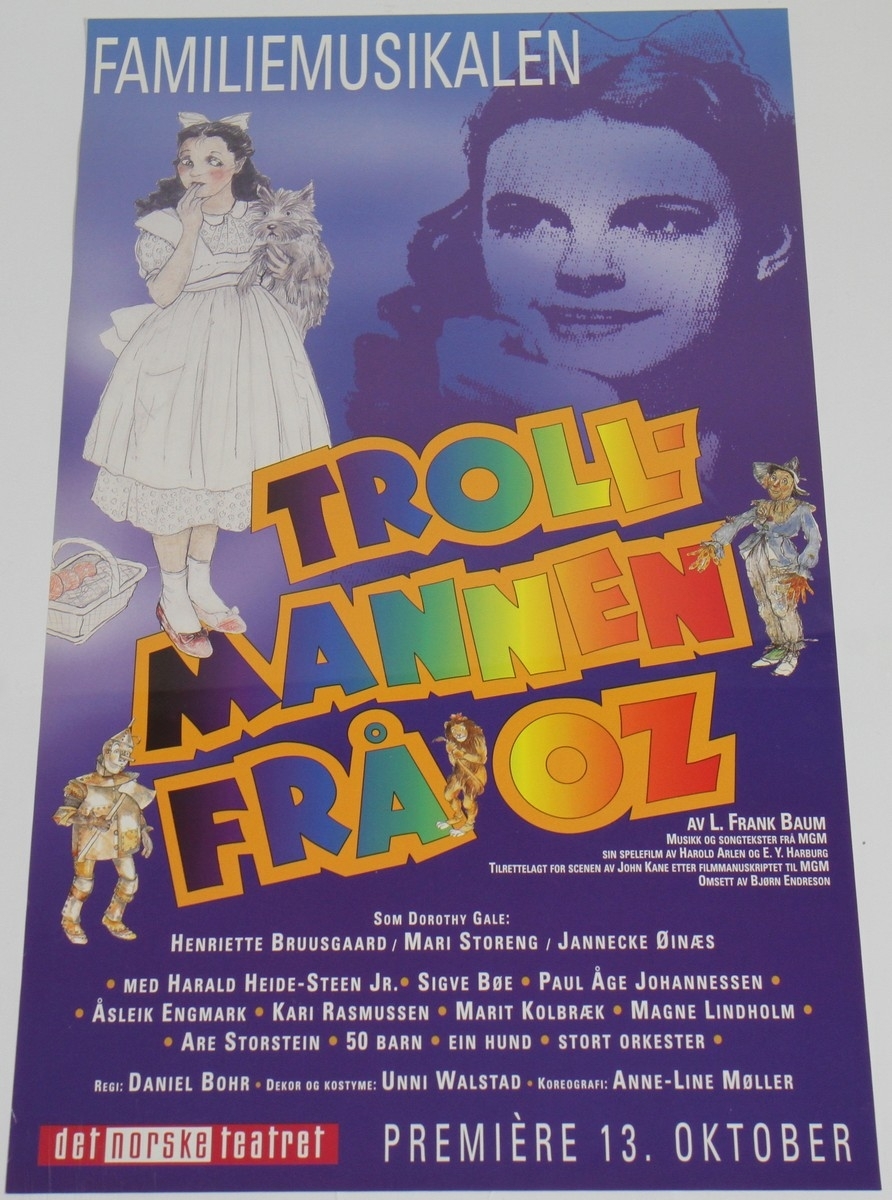 Teaterplakat frå Det Norske Teatret for framsyninga av familiemusikalen "Trollmannen frå Oz". Stykket baserer seg på barnebokserien "bøkene om Oz" av Lyman Frank Baum, der den første boka "The Wizard of Oz" frå 1900 er mest kjend. Boka handlar om den vesle jenta Dorothy Gale, som hamnar i fantasilandet Oz grunna ein syklon. Dorothy treng hjelp frå trollmannen i Smaragdbyen for å kome attende heim. Den nynorske dramatiseringa hadde premiere i 1995 med regi av Daniel Bohr. I rolla som Dorothy Gale alternerte Jannecke Øinæs, Maria Haukaas Storeng (Mittet) og Henriette Brusgaard.

Kjelder:
https://sceneweb.no/nb/production/47561/Trollmannen_fr%C3%A5_Oz-1995-10-28 (Lesedato: 31.01.2020)
https://no.wikipedia.org/wiki/Trollmannen_fra_Oz (Lesedato: 31.01.2020)
