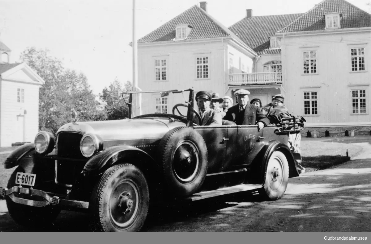 O.G.S.-bil framfor Eidsvollbygningen tidleg i 1930-åra