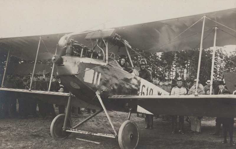Nils Rodéhn i förarsätet på flygplan Albatros nummer 618, samma flygplan som han förolyckades i den 5 februari 1920