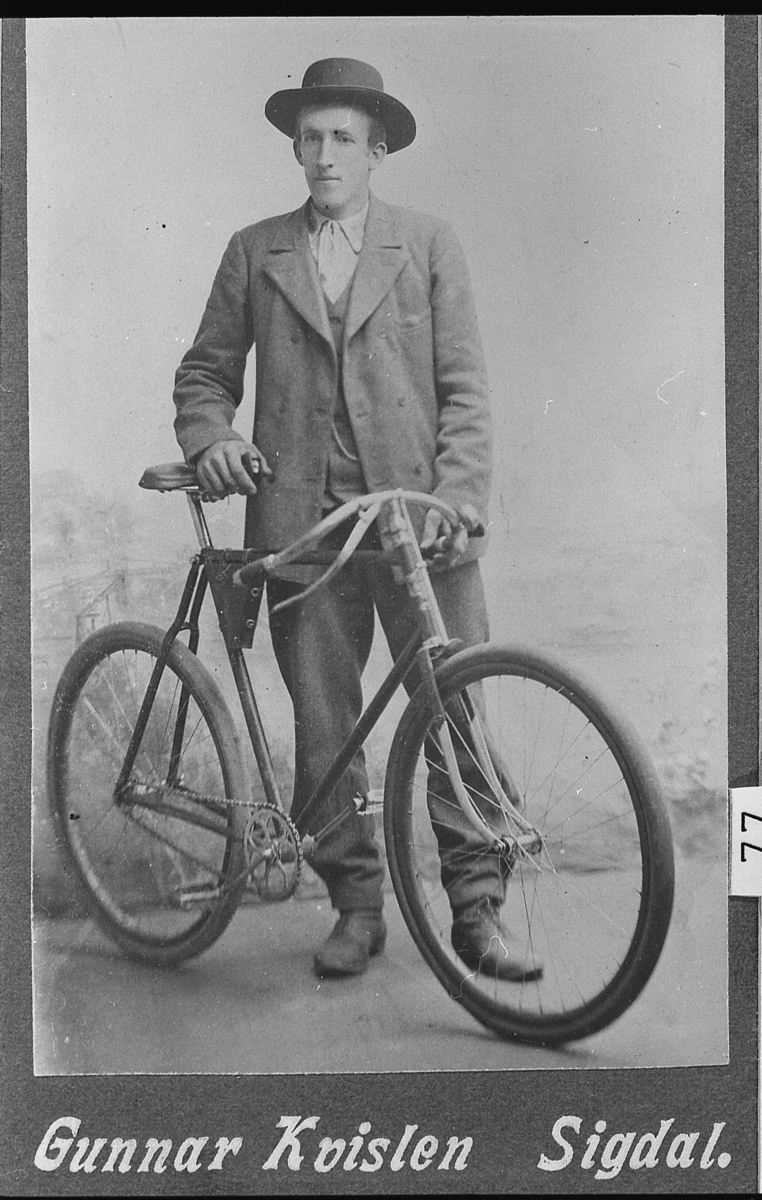 Truls Halstenrud med sykkel. Atelierportrett fra rundt 1905.