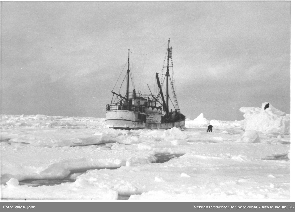 Ferskvannshenting ute på isen. En mann står på ett isberg og en annen nede på isflakene.