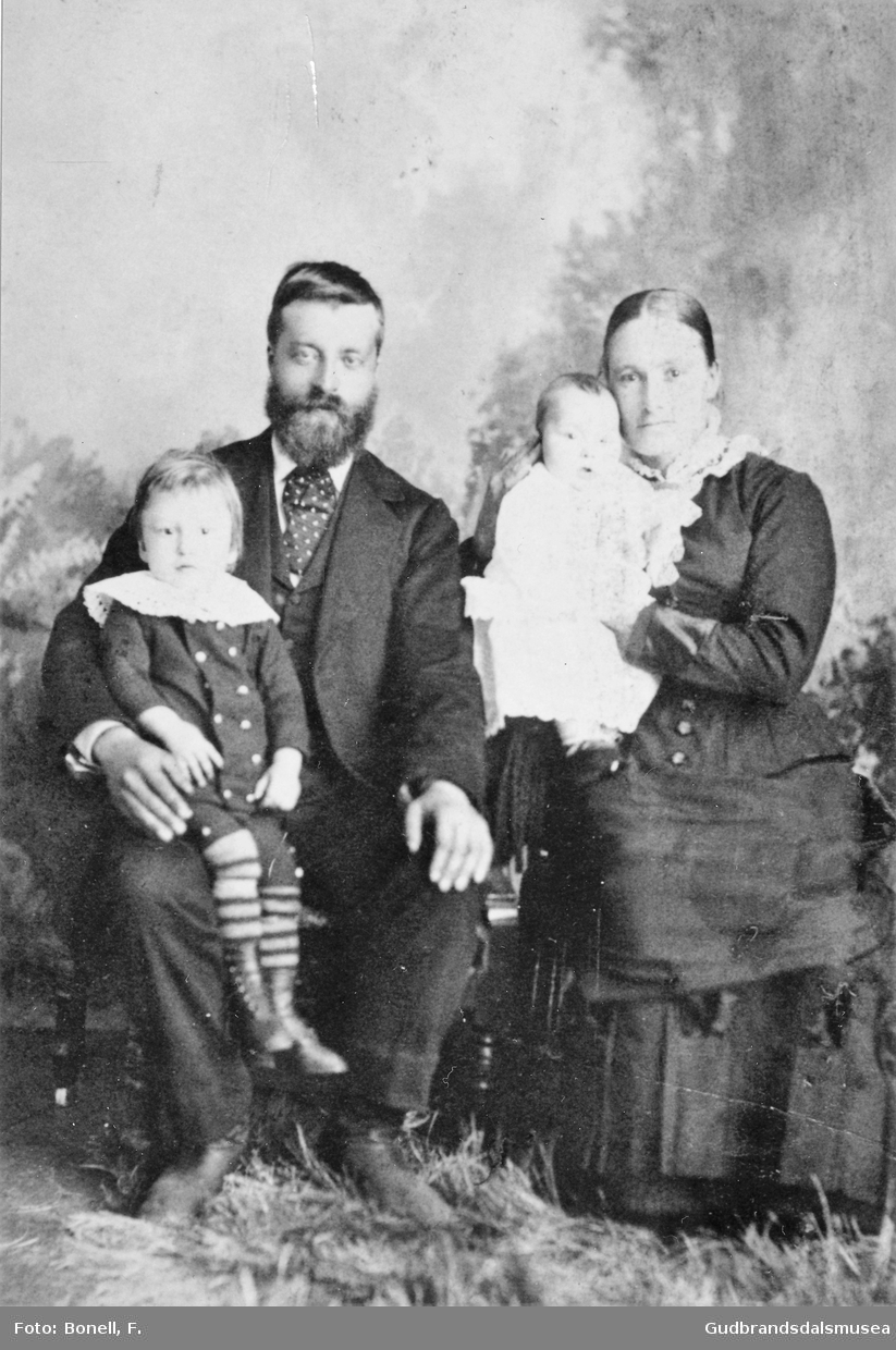 Ola Steinbakke (f. 1849) og kone Else Steinbakke (f. Bøje 1849) med borna Olvar Steinbakke (f. 1885) og Henry Steinbakke (f. 1887?)