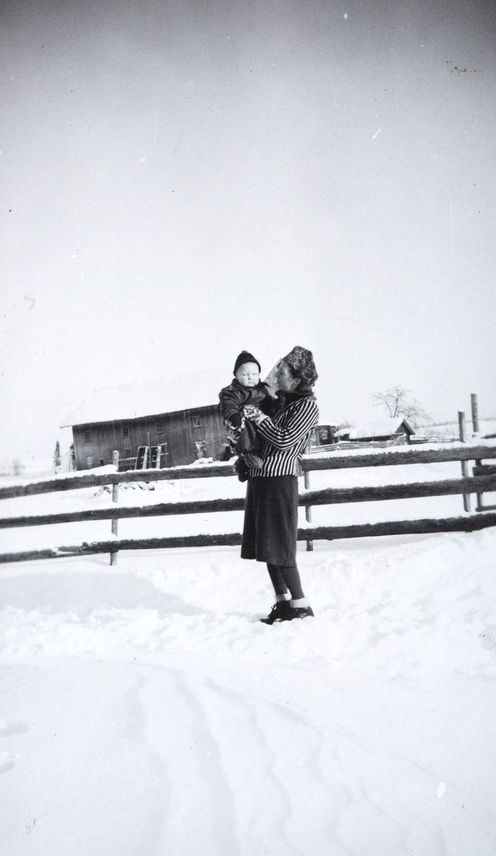Tilla Nerhagen og sønnen Harry Nerhagen, Myre, Ottestad 1943.