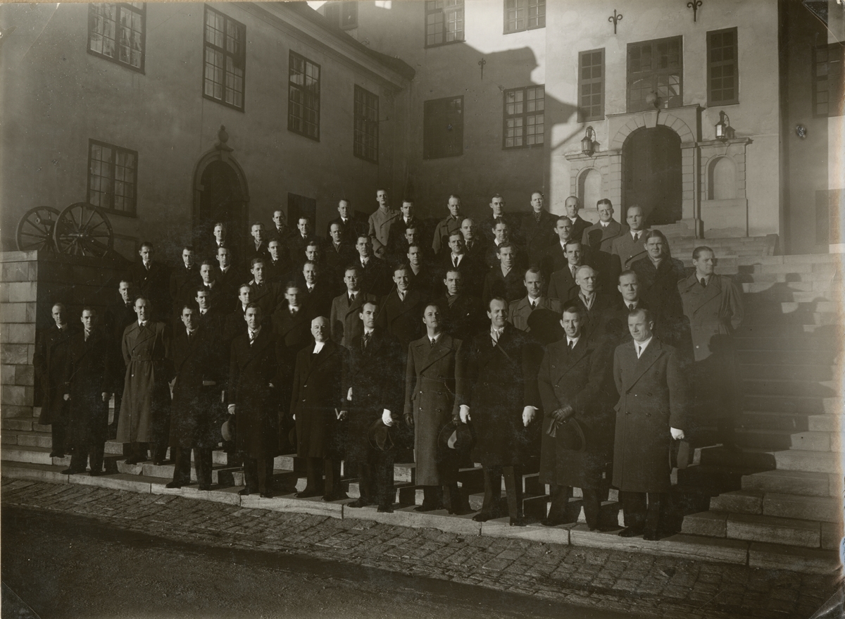 Text i fotoalbum: "10-års jubileum av officersexamen 1937".
