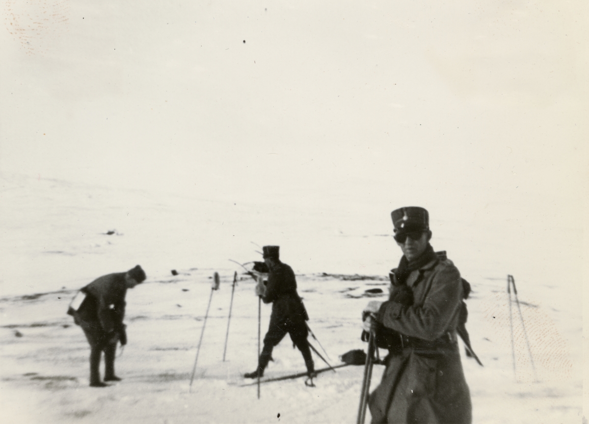 Text i fotoalbum: "Vinterbefälsövningar i Idre febr 1938. På Gränjes våla".