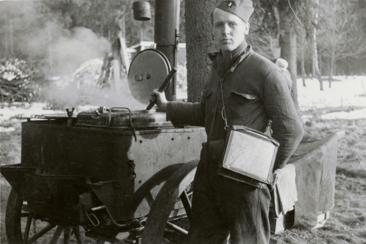 Text i fotoalbum: "Komissarieskolan vid I 9 Depå Axvall febr-mars 1941. Övningar".
