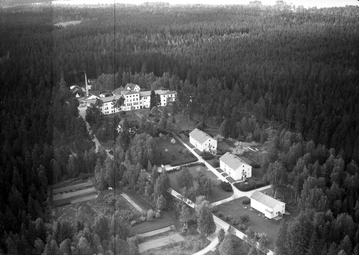 Växjö Sanatorium, Växjö. Kronobergs läns sanatorium, alt. Växjö sanatorium Lugnet, började byggas 1912 och stod klar 1914. 
Under 1930-talet utökades verksamheten vid sanatoriet men i och med botemedlet mot TBC började verksamheten avvecklas för att slutligen läggas ner 1962. 
På 1980-talet genomfördes stora renoveringar av byggnaden och på 1990-talet flyttade Växjö Waldorfskola in i det tidigare sanatoriet. 2003 genomfördes en ny ombyggnation när skolan flyttade ut och det gamla sanatoriet blev en lägenhetsbyggnad.