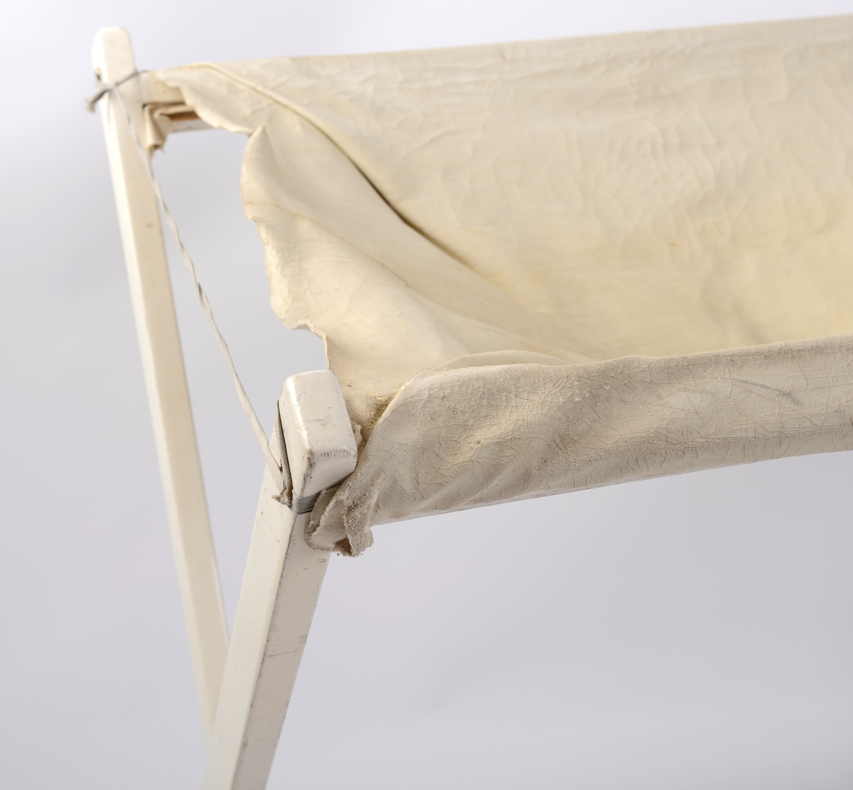 Hvitt stellebord i tre, gummiert stoff med tilhørende badekar til baby.
