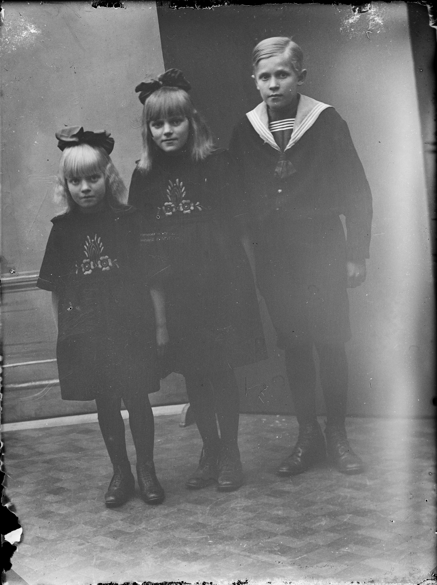 Ateljéporträtt - tre barn, Alunda, Uppland