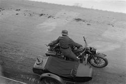 Tysk motorsykkelist med sidevogn, snikfotografering fra vind