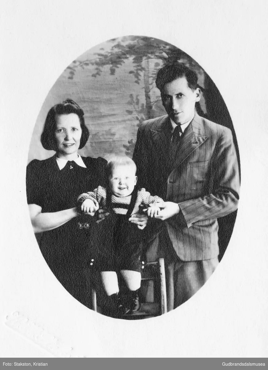 Olav Ånstad (f. 1911), kona Olga Ånstad (f. Høyberg 1912)) og sonen Per Ånstad (f. 1945)
