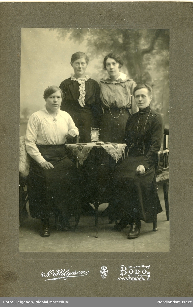 Portrett av 4 damer. Nr. 3 fra venstre: Olga Olsen (Frøken-Olga), fra Saursfjord.