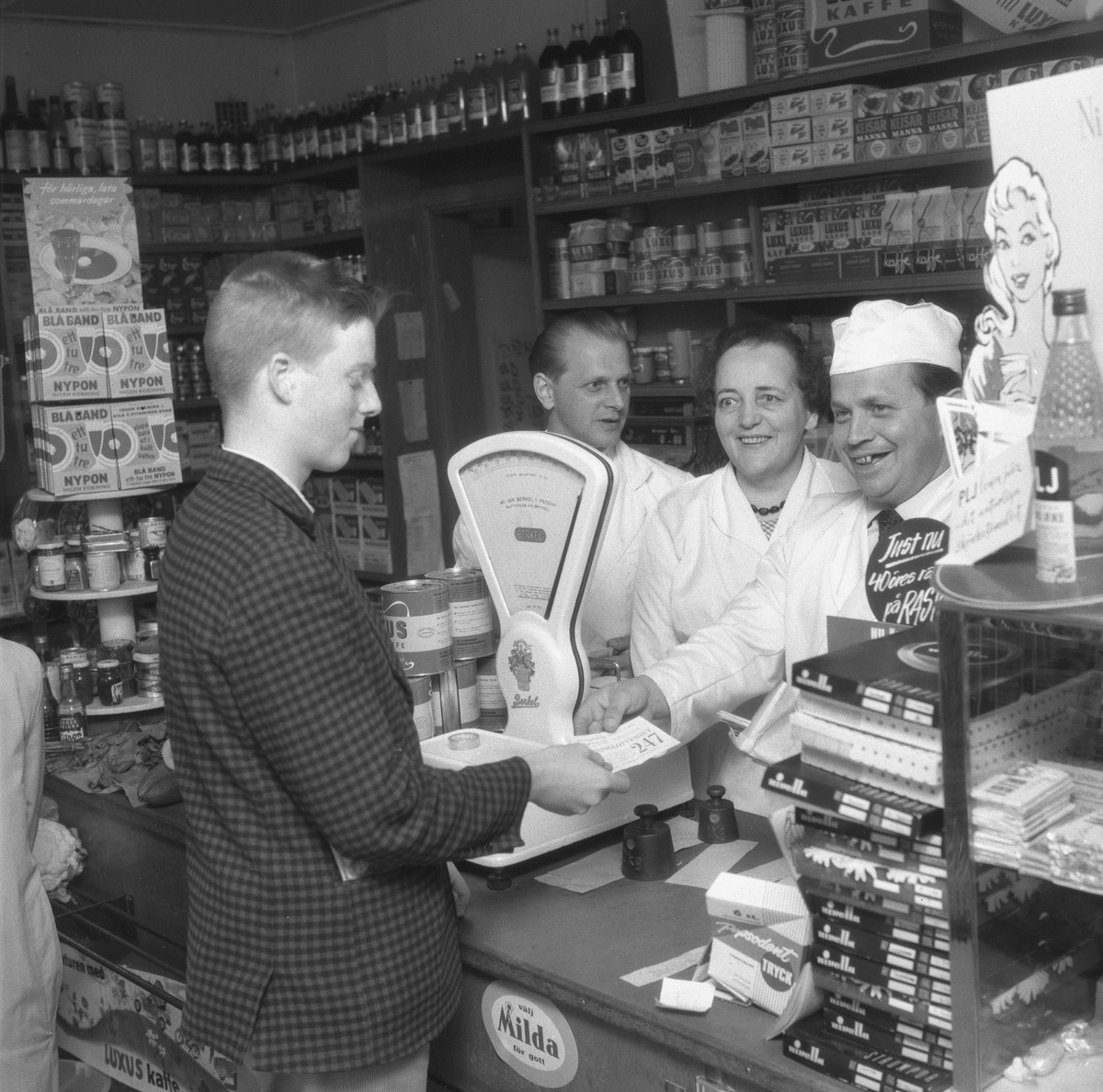 Lantaffär med lotteri. 
16 juni 1959.