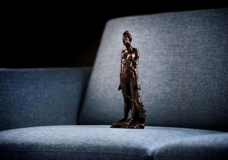 Gustav Vigeland sin skulptur "Redsel" montert i en sofa