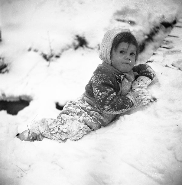 Barn som ramlat i en snödriva.