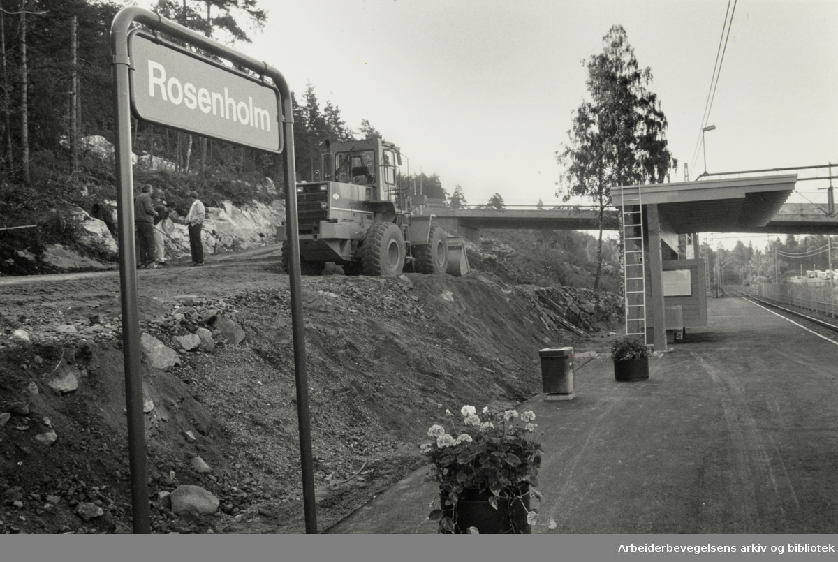 Rosenholm. NSB, Oslo og Oppegård satser sammen på Park and Ride-stasjonen Rosenholm. September 1988