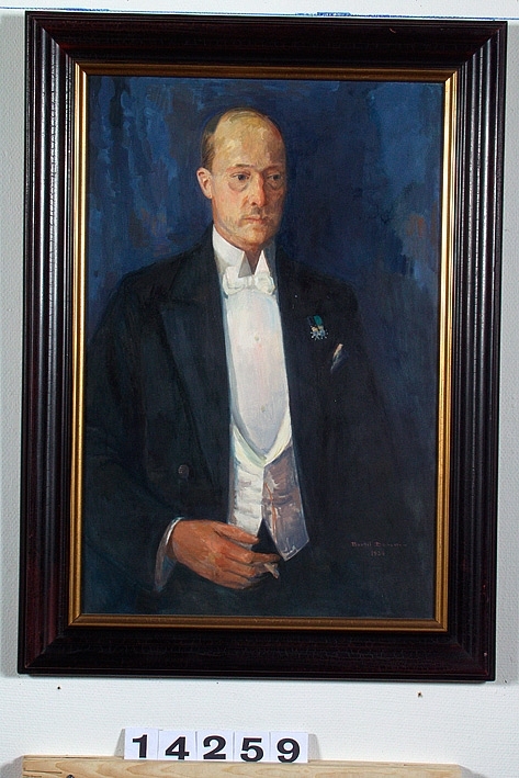 Porträtt av Elias Stenius. 

Stenius är avbildad i halvfigur, iklädd frack. I högra handen håller han en cigarett eller cigarr och på frackrockens bröst är en medalj fäst. Blå bakgrund, signerad i nedre högra hörnet.