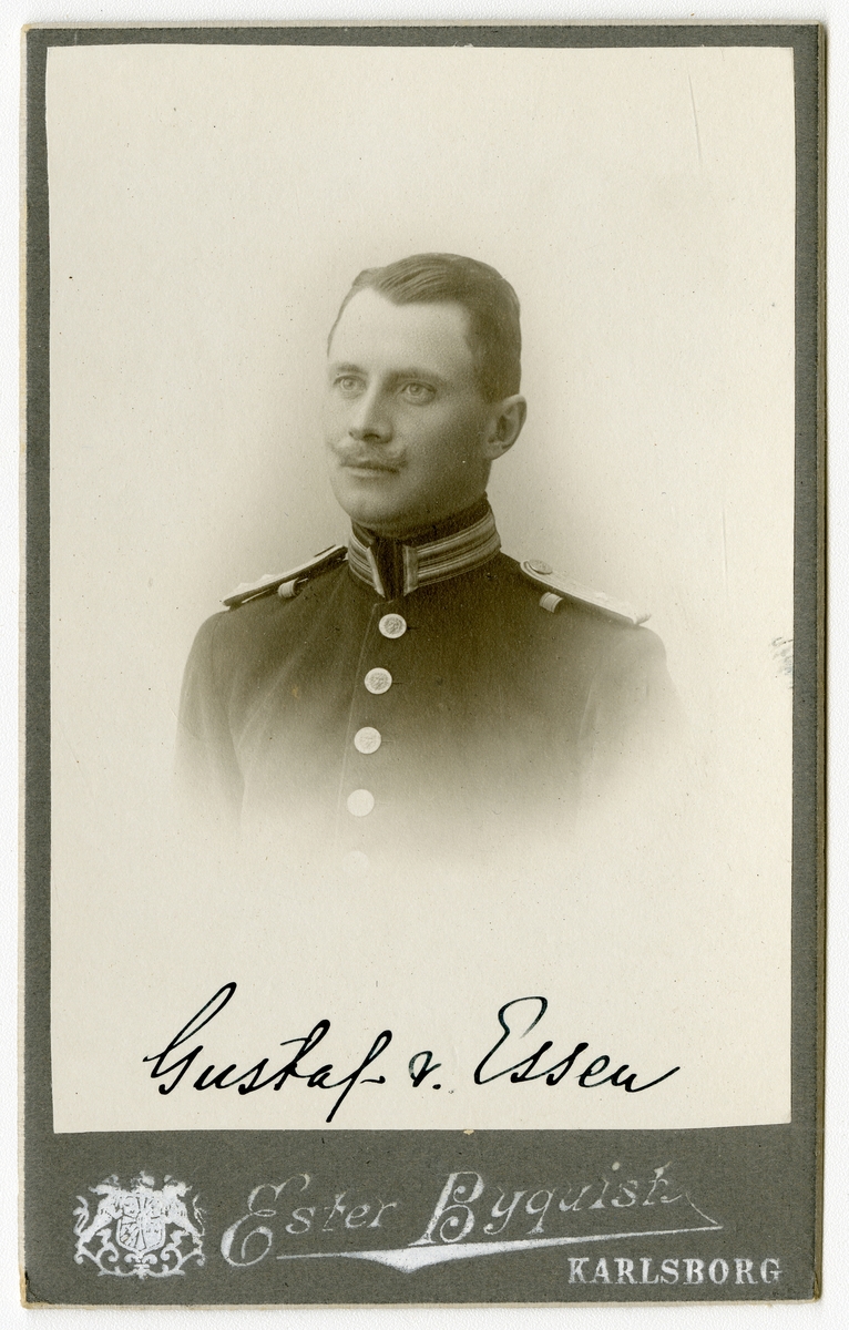 Porträtt av Gustaf Adolf von Essen, löjtnant vid Västgöta regemente I 6.

Se även bild AMA.0007170.