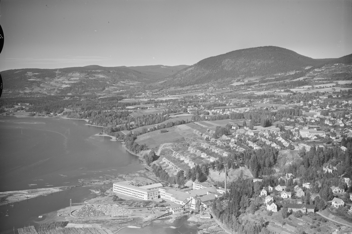 Flyfoto med Mesna Kartonfabrik, Busmoen og områdene nordover mot Balbergkampen