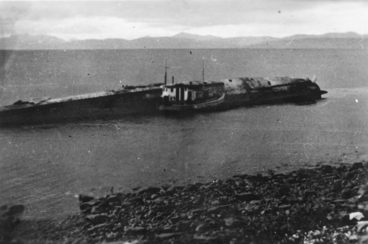 Vraket av HMS "Hardy" ved Skjomnes sør for Narvik. Ved siden av ligger en skøyte.