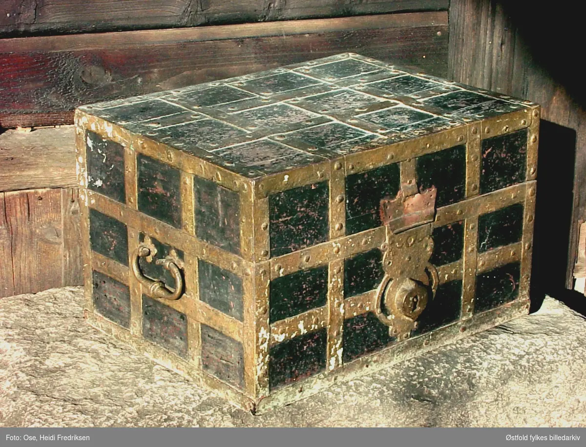 Kiste fra Borgarsyssel Museums samling  fotografert i forbindelse med nettutstilling i 2002. Ble reddet fra jordraset.