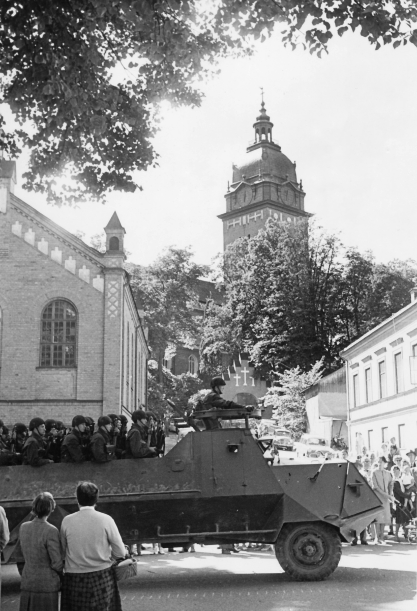 Regementets dag den 26 augusti 1961

Bild 1. Förbimarsch genom Strängnäs med hela åldersklassen KP-transporterad.

Bild 2. Strängnäs stads hyllning till regementet framfördes av ingenjör Runar Elgfelt.