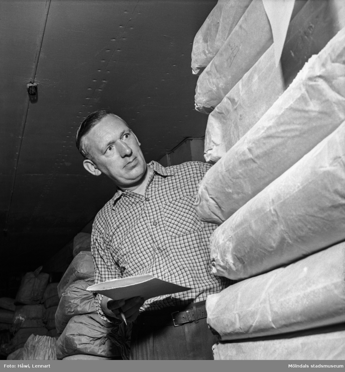 Reportage från pappersbruket Papyrus pressvisning i Mölndal, 29/8 1955. En man i arbete på Papyrus.