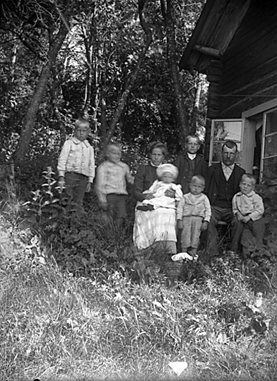 Familjen Lindström, på gården Björnmyran, Skästa.