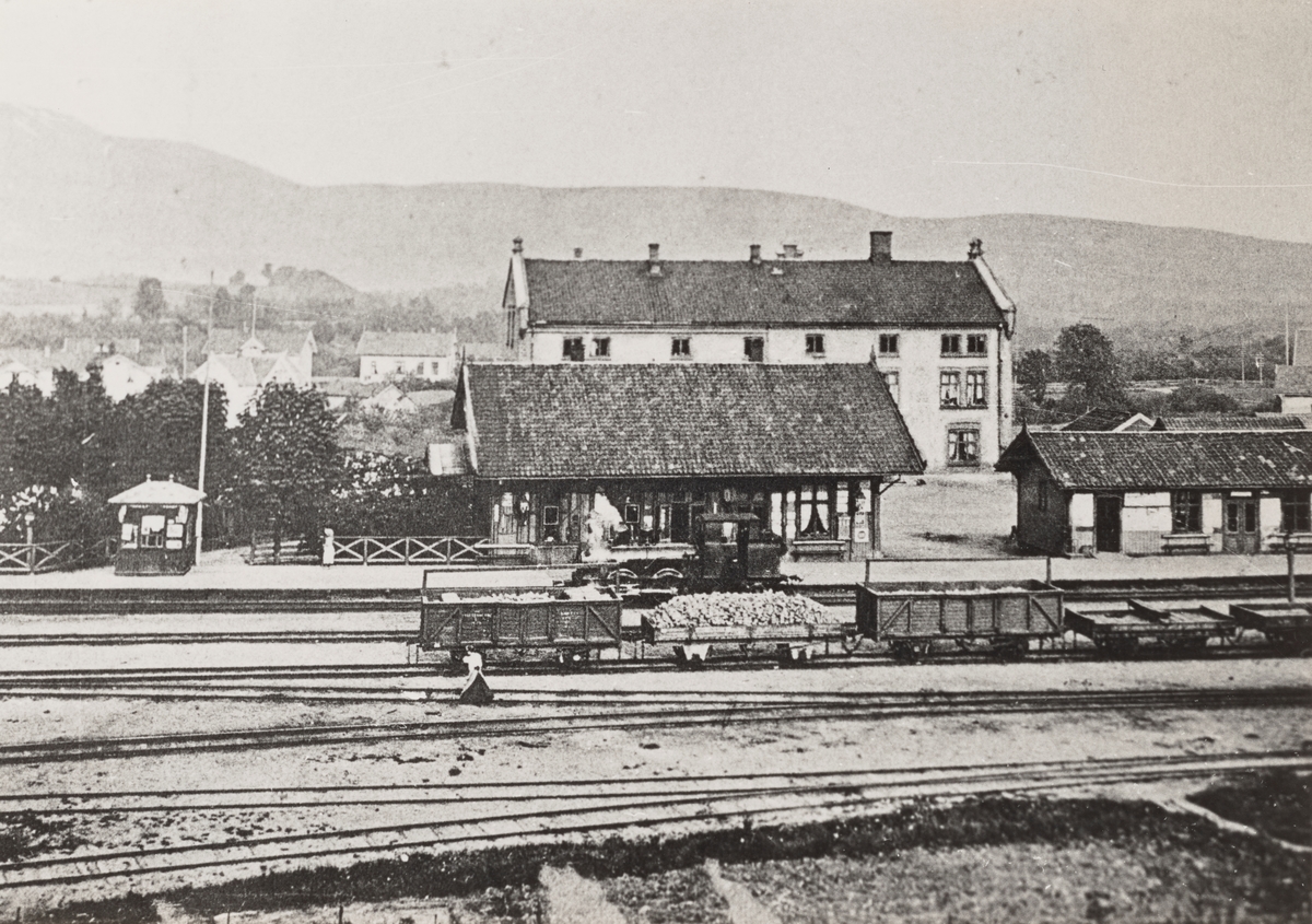 Lier stasjon. Nærmest stasjonsbygningen damplokomotiv type VI nr 3 METIS eller nr. 4 HYGEIA. Lokomotivet ble benyttet som assistanselok fra Lier opp til Spikkestad og ble omtalt som "Merra i åsen". I forgrunnen godsvogner litra L, M og K.