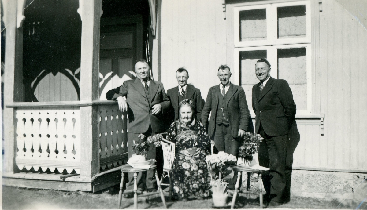 85 årsdagen til Birgit Løstegård i 1943.
Bak står gutane til Birgit,frå v.Torstein Løstegård,Knut Løstegård,Steingrim Løstegård og Torleiv Løstegård.