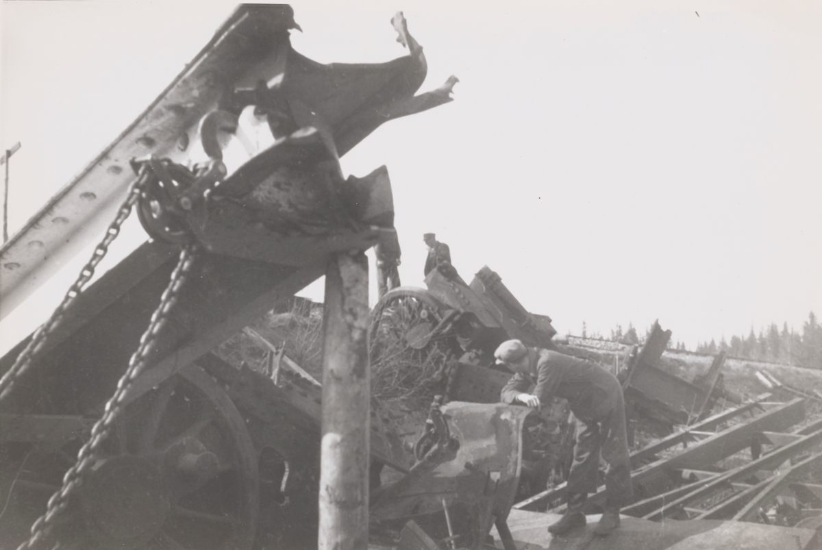 Opprydding etter jernbaneulykken ved Jørstad på Nordlandsbanen 13.01.1945