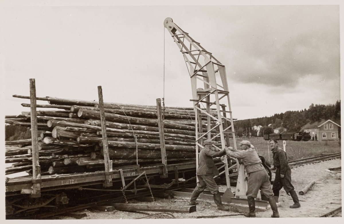 Lossing av tømmer fra godsvogn To 6 på Skulerud brygge