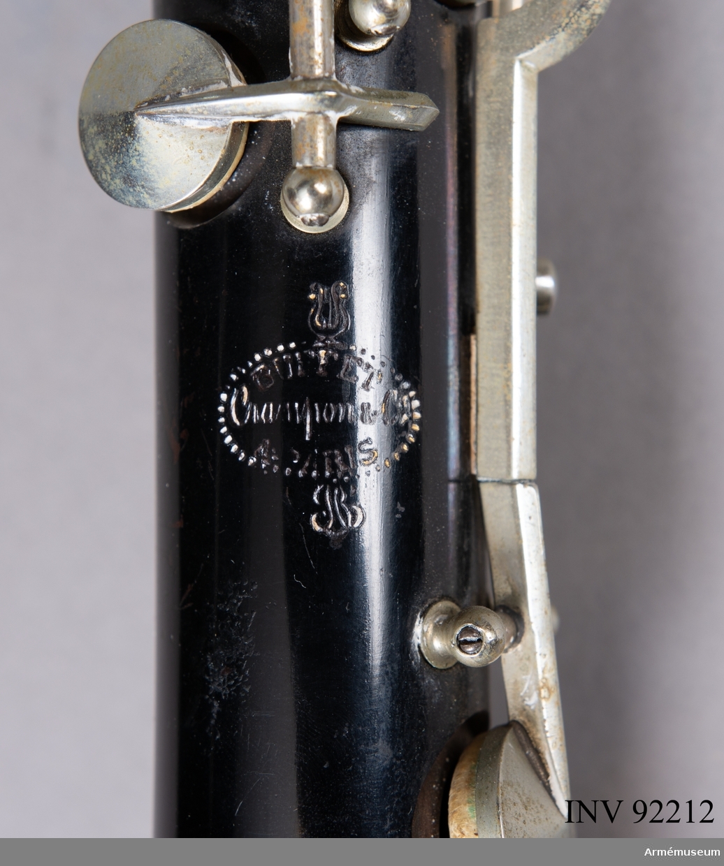 Ess-klarinett med tillhörande fodral.

Ess-klarinetten är stämd en kvart över B-klarinetten. Den är av mindre format och har utformats för att ge en mer gäll ton. Därför används de i större orkestrar för sin speciella effekt, liksom i militärorkestrar.