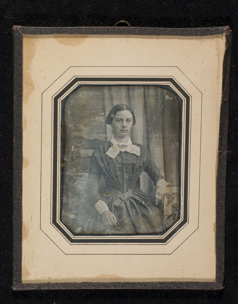 Daguerreotypi av Else Marie Paasche f. Smith (1830-1923). Forgylte detaljer.