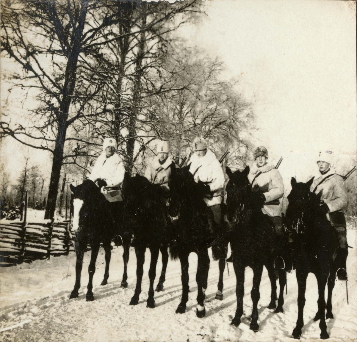 Gruppbild med soldater till häst. - Armémuseum / DigitaltMuseum