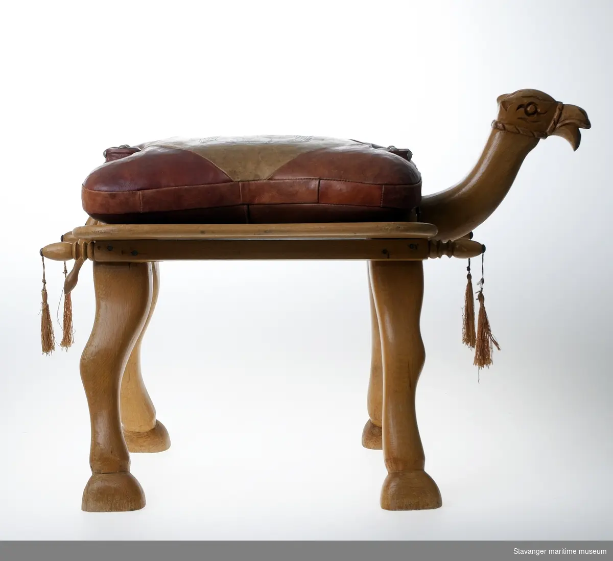 Trekrakk formet som kamel (Sjømannssuvenir fra Egypt) med pute i lær.