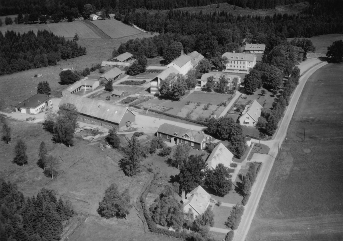 Flygfoto över Segestads lantbruks och hushållsskola i Reftele, Gislaveds kommun,  Jönköpings län. 1227/1964