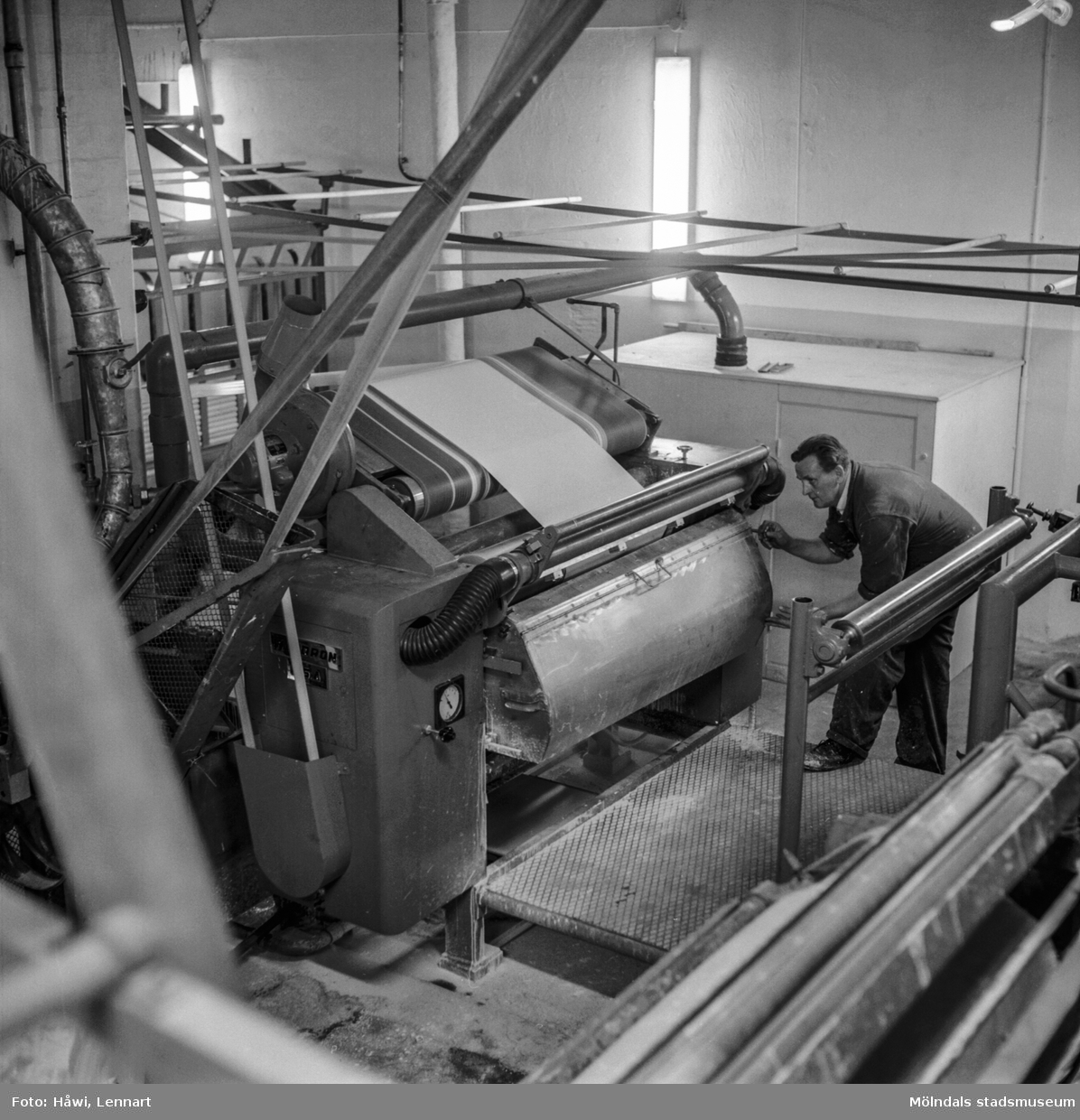 Man i arbete vid målmaskin nr 6 på pappersbruket Papyrus i Mölndal, 5/12 1959.