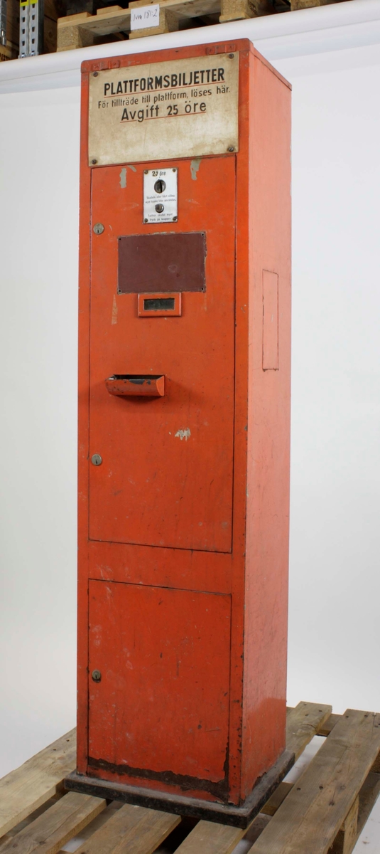 Automat för plattformsbiljetter, av orange plåt.